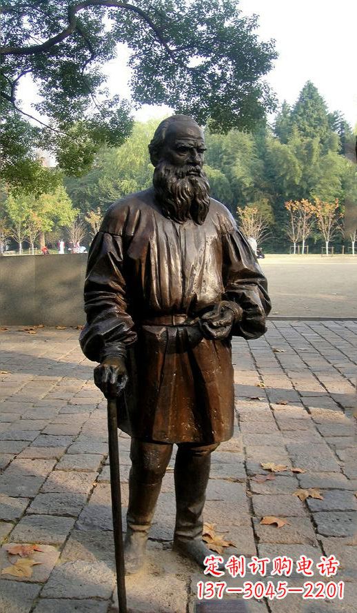 天津《战争与和平》作家，著名西方文学名人托尔斯泰铜雕像