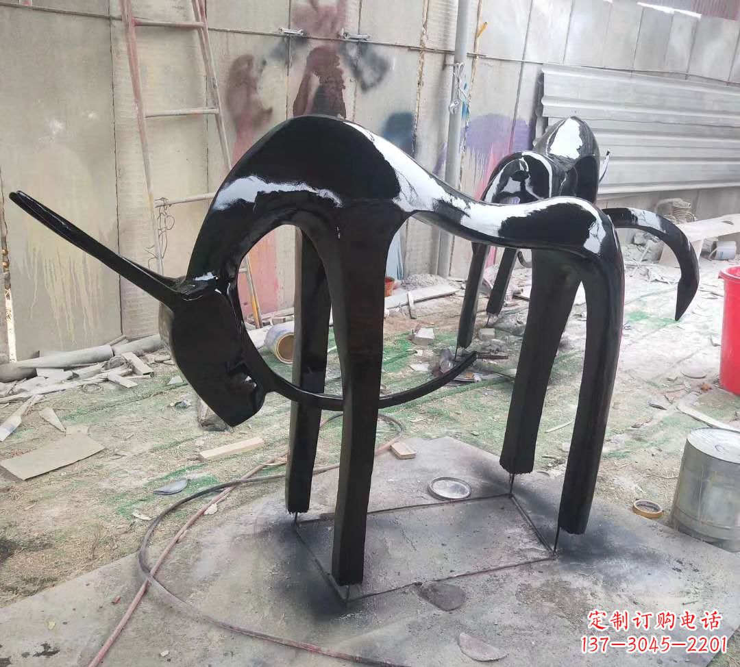 天津玻璃钢制作的鹿雕塑——装点你的庭院