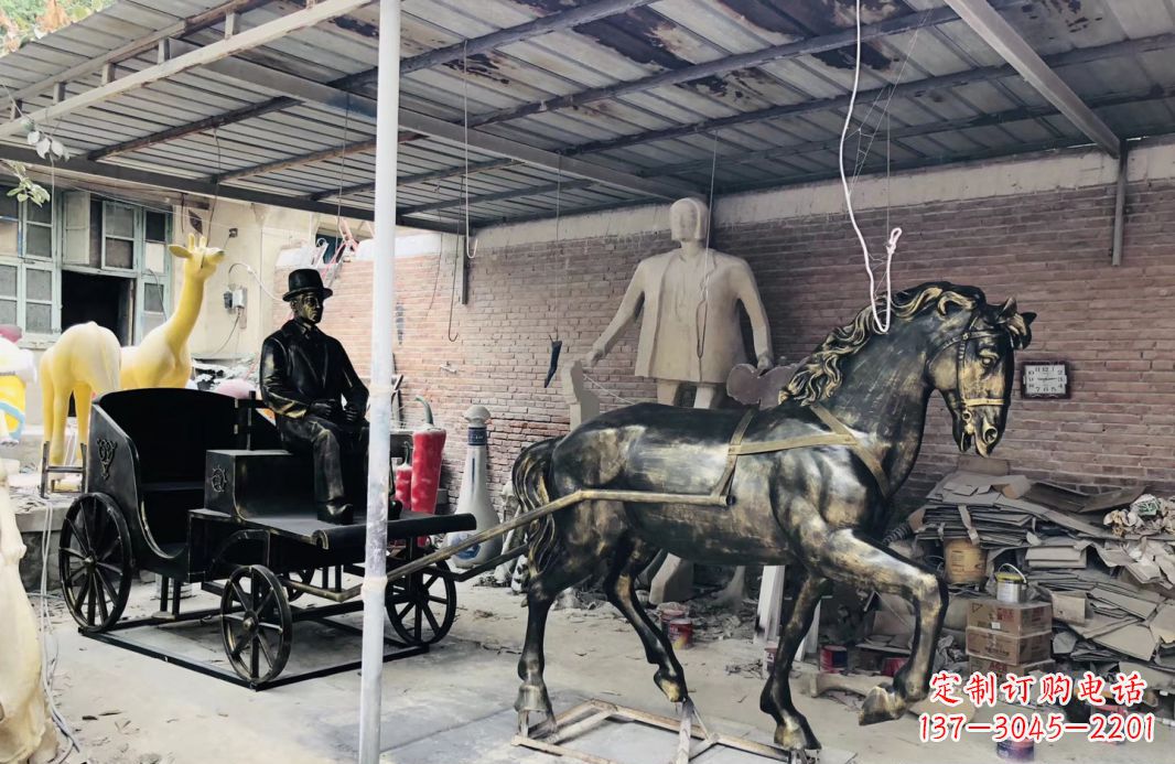 天津玻璃钢仿铜赶马车人物雕塑广场景观雕塑