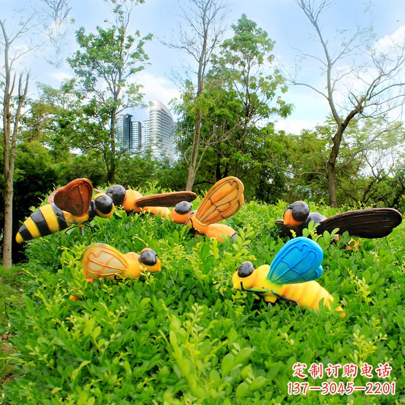 天津公园草丛中的蜜蜂雕塑