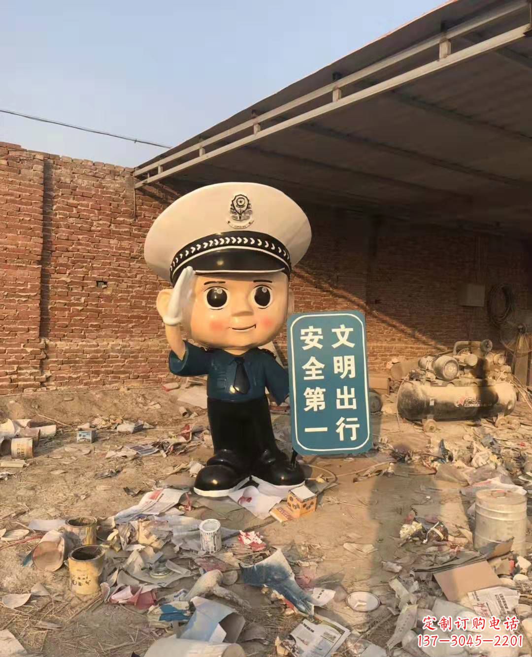 天津玻璃钢卡通警察雕塑公园广场安全警示语雕塑