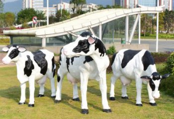 天津玻璃钢制作的仿真奶牛雕塑——装点园林草坪
