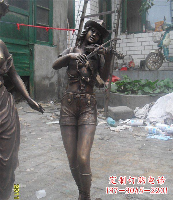 天津玻璃钢美女演奏仿铜人物雕塑