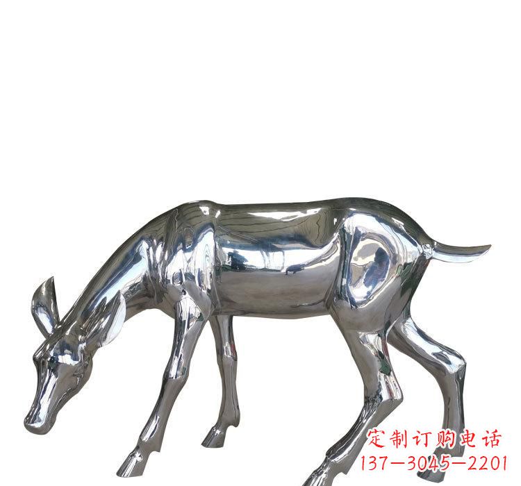 天津不锈钢公园草坪上的鹿雕塑——让美景更加完美