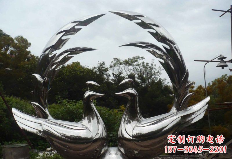 天津不锈钢公园抽象孔雀雕塑