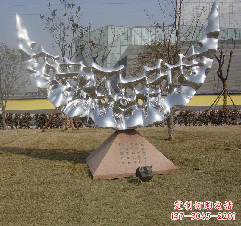 天津不锈钢月亮雕塑象征着无尽的美丽