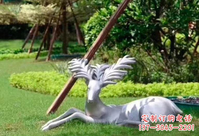 天津不锈钢公园大角鹿雕塑精致而美丽