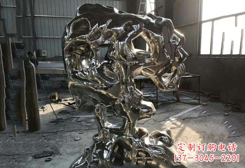 天津太湖石雕塑不锈钢公园的镜面之美