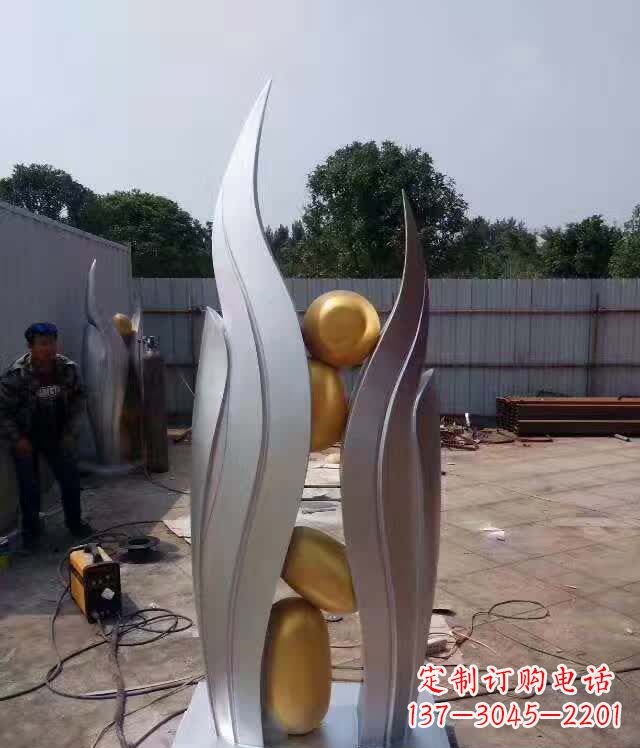 天津不锈钢广场翅膀雕塑象征着自由之翼