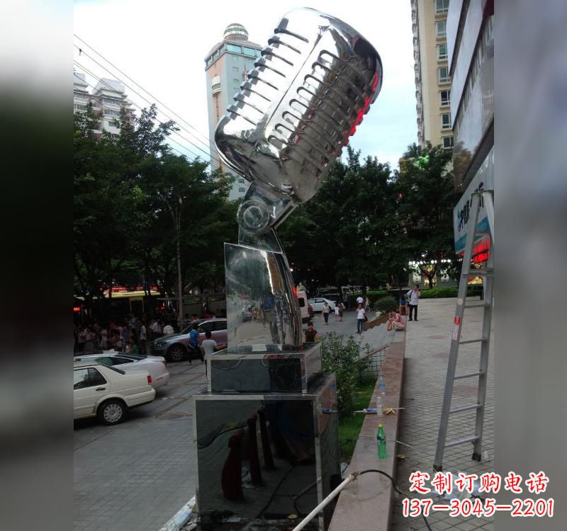 天津不锈钢话筒雕塑2