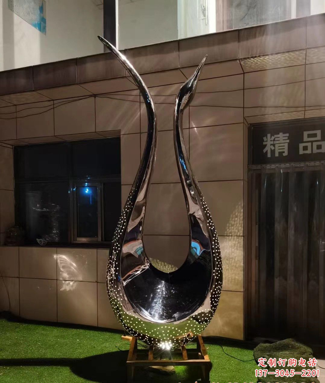 天津不锈钢镜面天鹅雕塑——象征着美丽与坚强