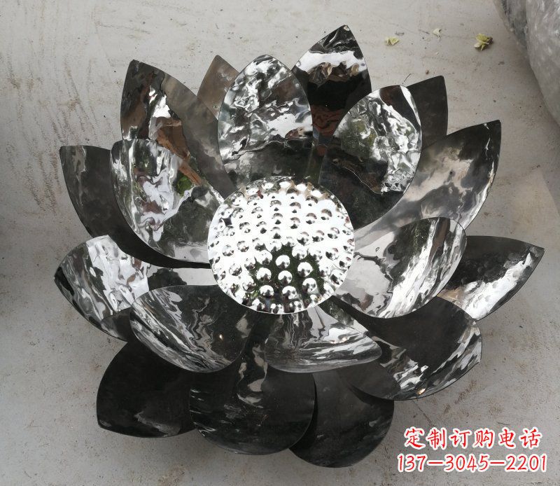 天津不锈钢镜面的荷花雕塑——彰显美丽与恬静