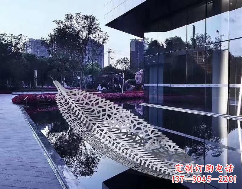 天津不锈钢镂空树叶雕塑2