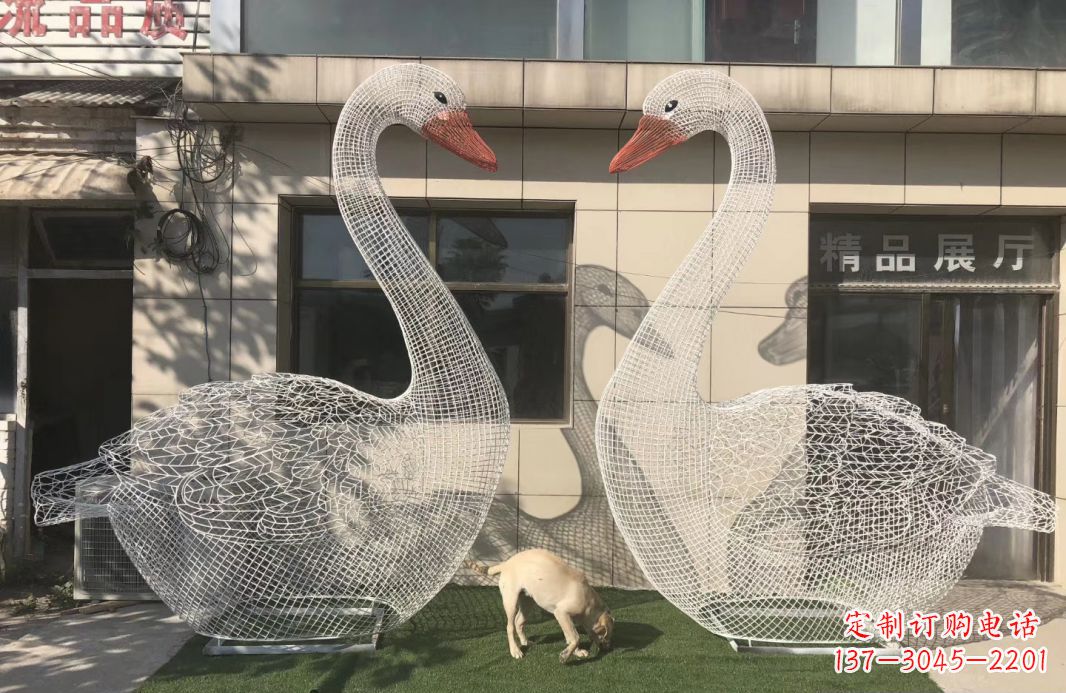 天津不锈钢镂空天鹅雕塑给室外增添美感