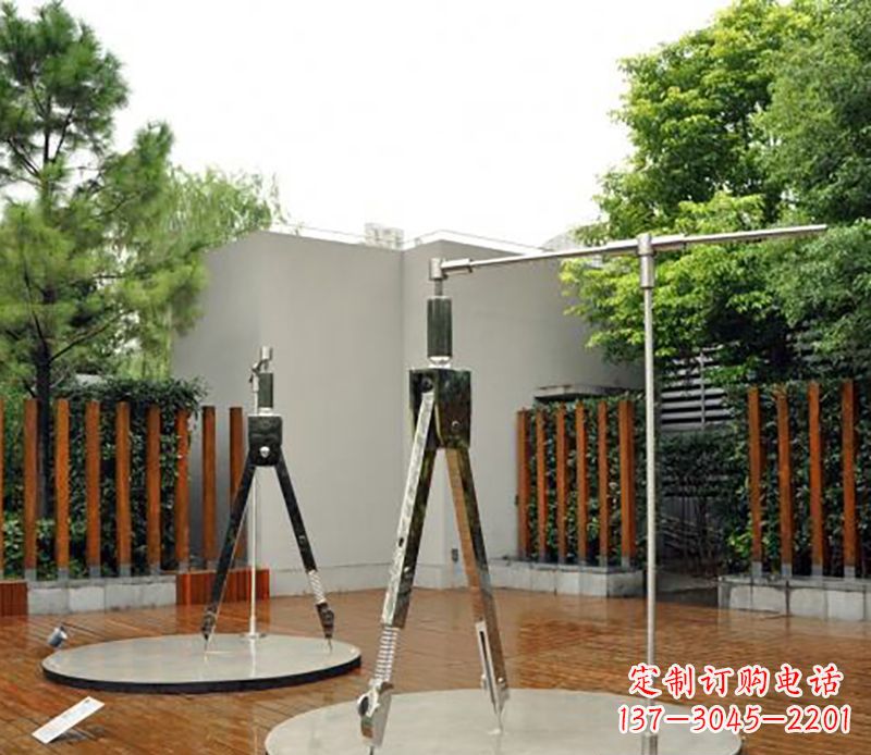 天津以不锈钢精雕细琢的圆规雕塑