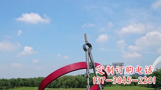 天津不锈钢圆规雕塑环绕着美景