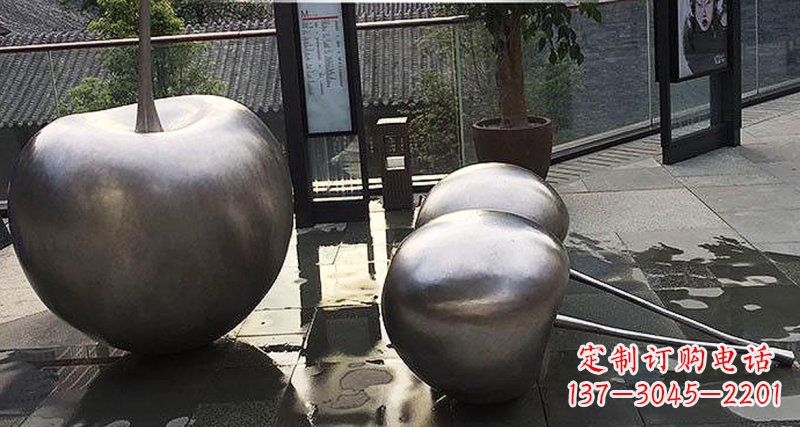 天津樱桃雕塑点缀步行街美丽景观