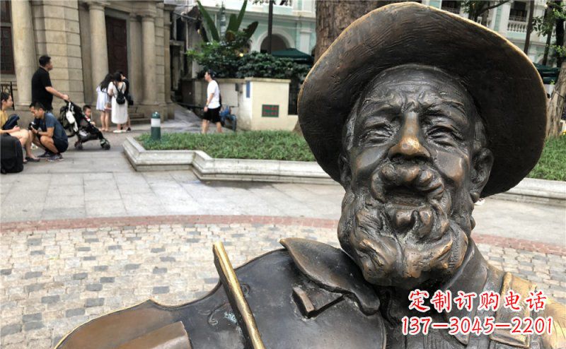 天津步行街拉小提琴的老人景观铜雕
