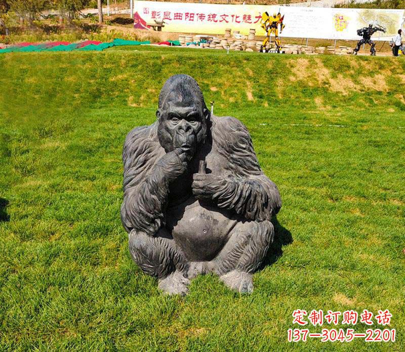 天津猩猩雕塑——草坪猩猩公园的艺术精品