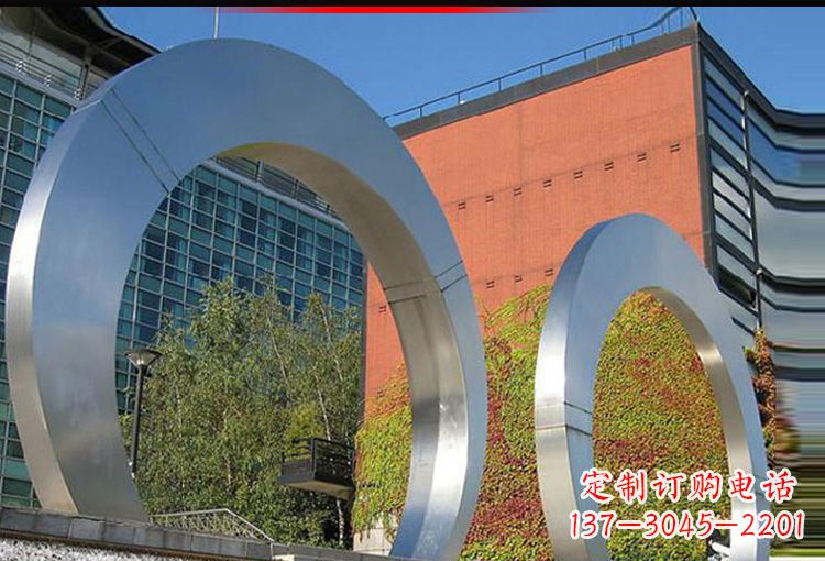 天津城市空间里的不锈钢圆环雕塑
