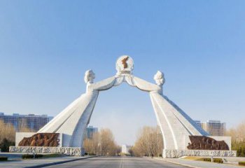 天津城市街道的拱门雕塑——让城市更加精彩
