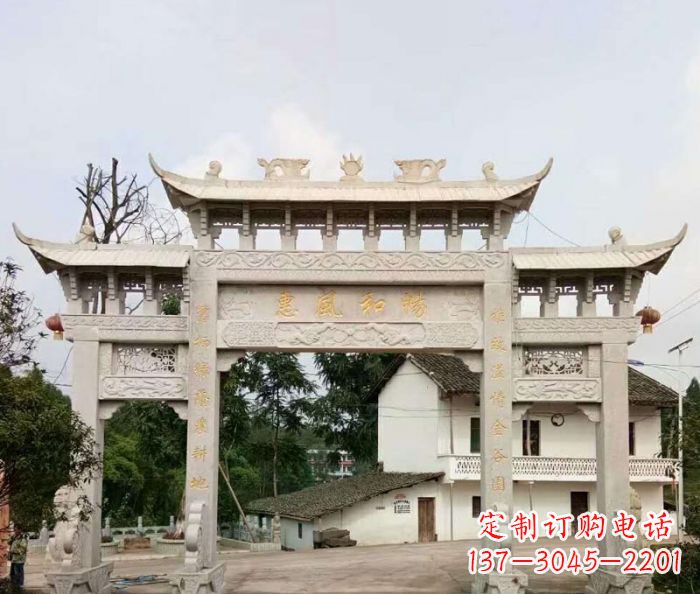 天津村口三门石雕牌楼精美的雕塑杰作