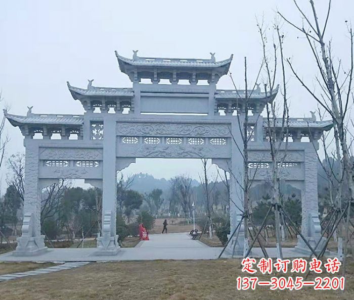 天津村口三门石雕牌楼古朴华丽