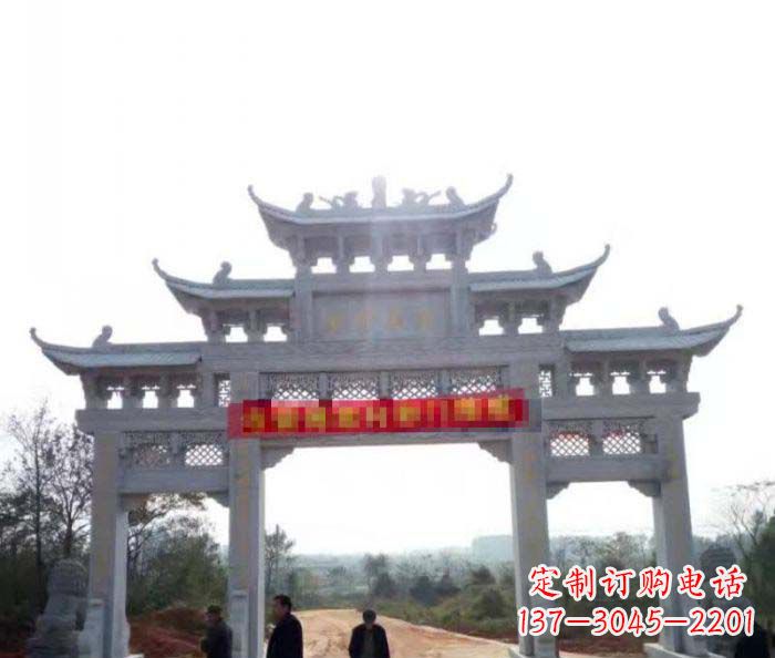 天津三门石雕牌楼古老而精美的雕塑