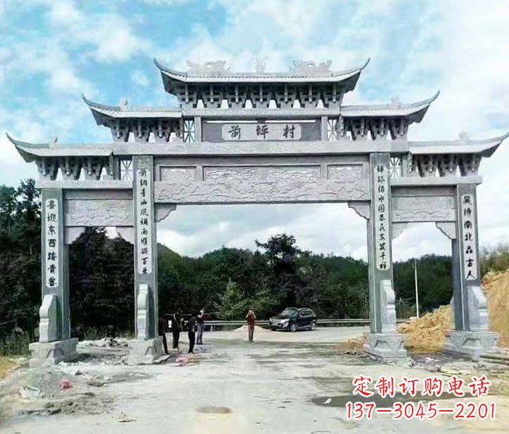 天津村庄三门石牌坊石雕的内容。