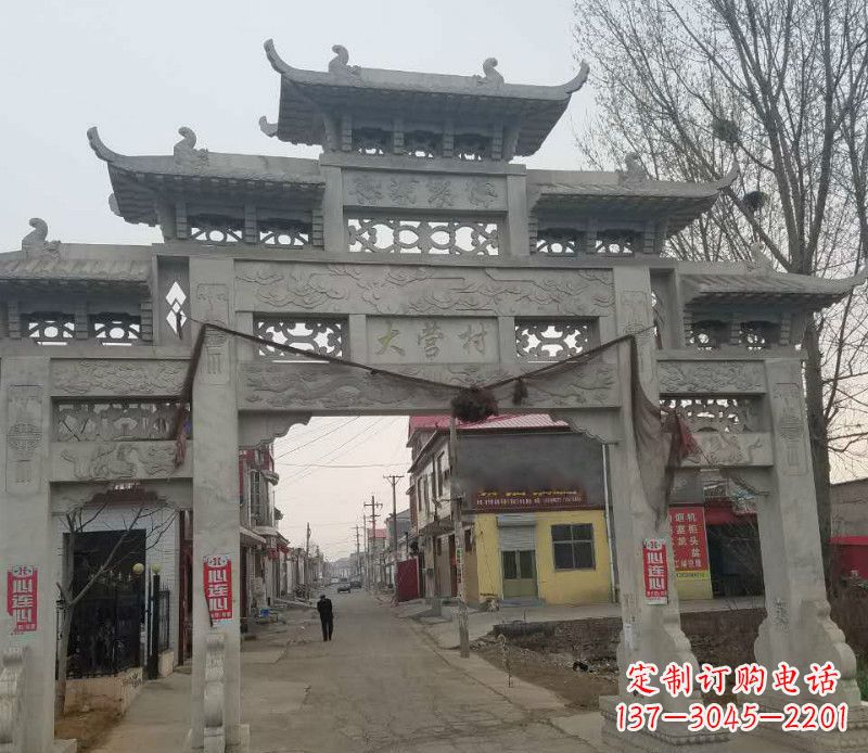 天津村庄三门石牌坊石雕传承古老文化