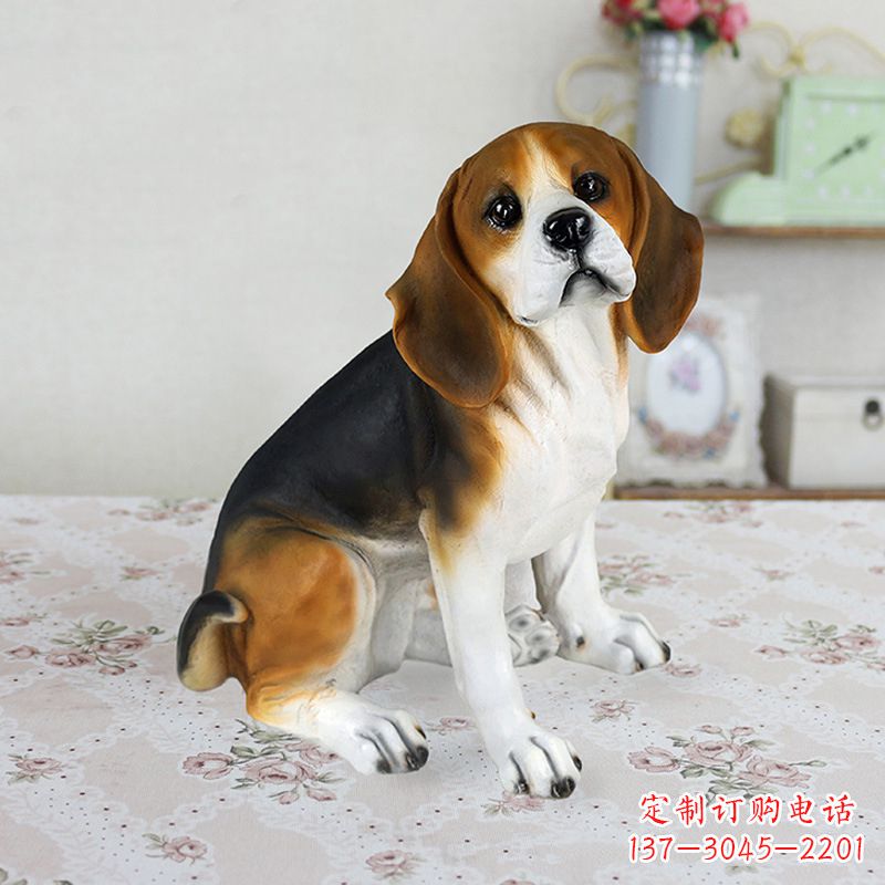 天津玻璃钢蹲姿仿真比格犬雕塑