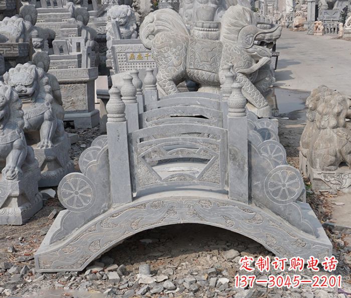 天津风格独特的仿古小型石拱桥雕塑