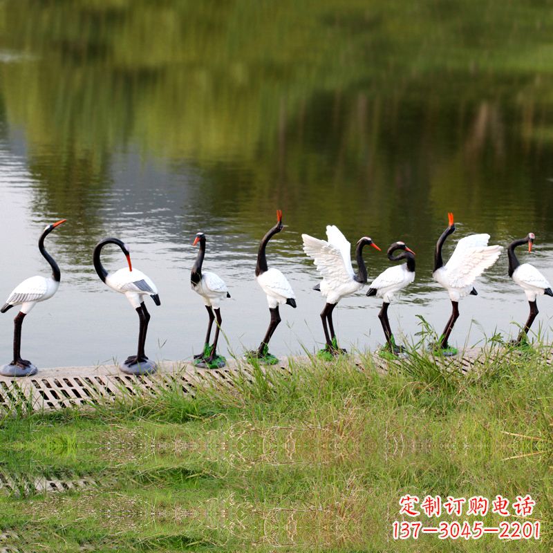 天津仿真仙鹤玻璃钢水景雕塑摆件-公园水池水塘琥珀动物雕塑