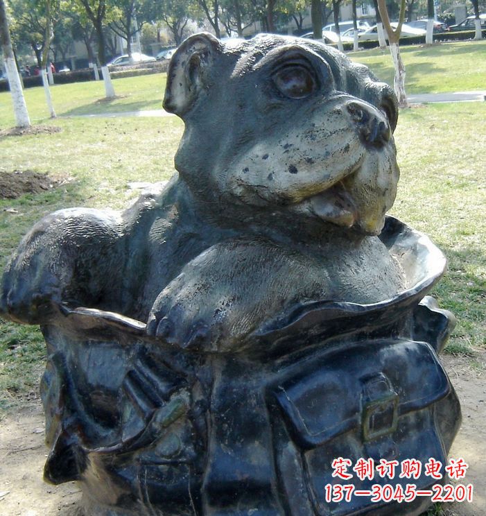 天津公园背书包的小狗动物铜雕