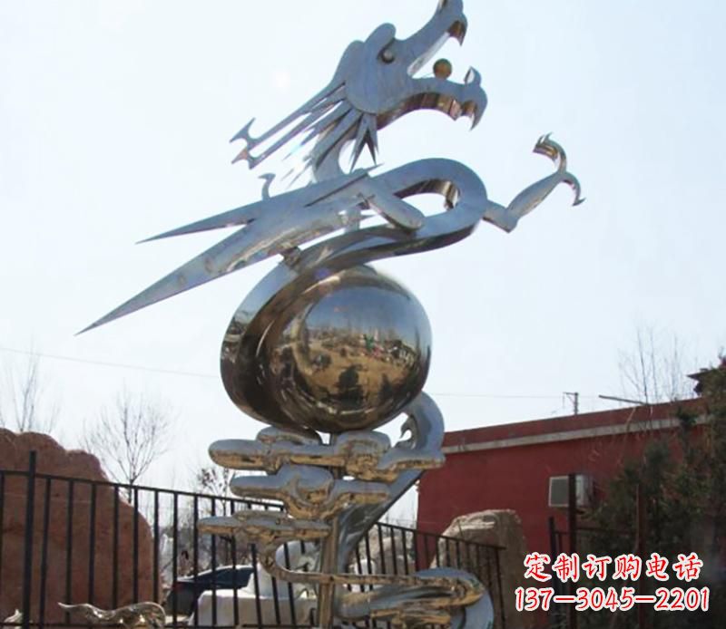 天津传统与现代完美结合的青铜龙雕塑