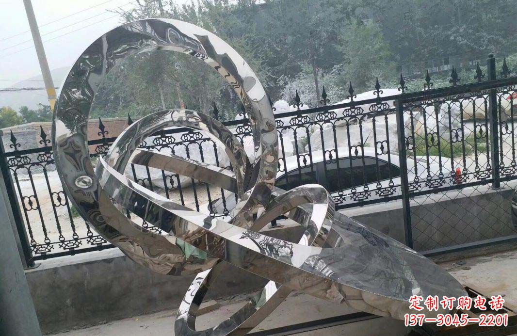 天津宁静湖畔，圆环景观雕塑助公园璀璨