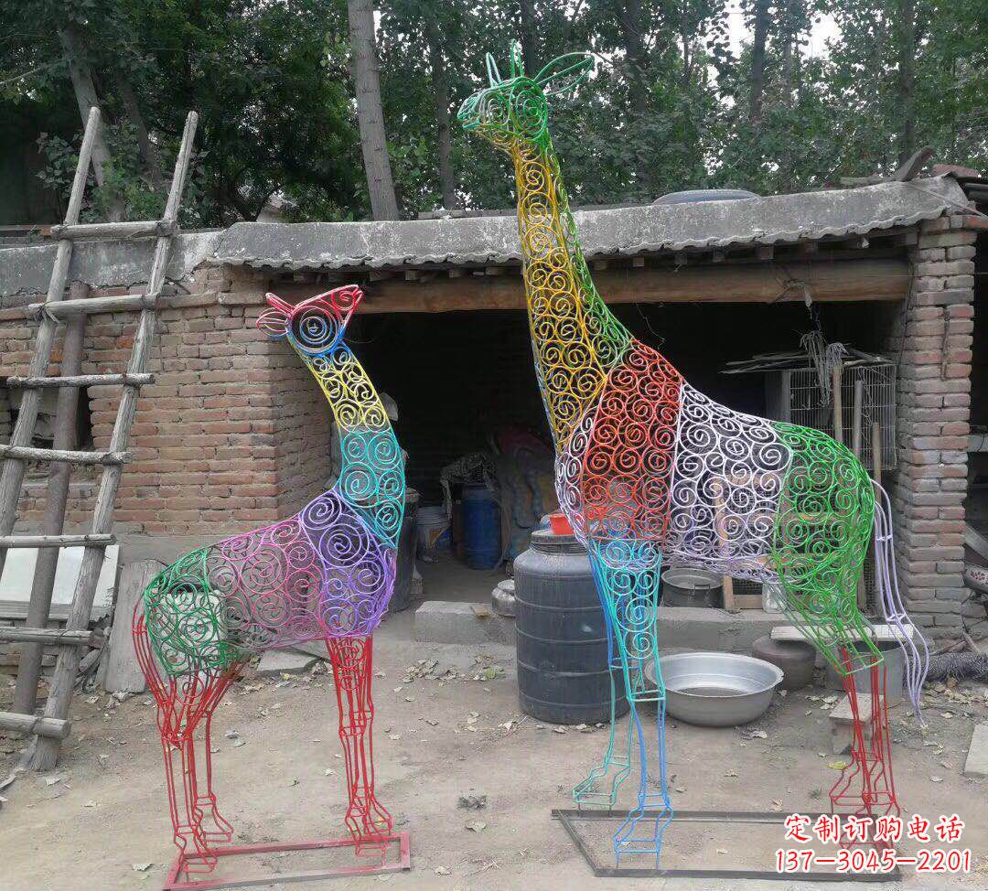 天津高端彩色不锈钢镂空长颈鹿雕塑