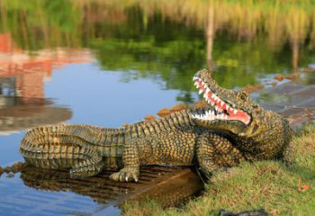 天津金钱鳄鱼雕塑改善湿地公园水景的绝佳装饰