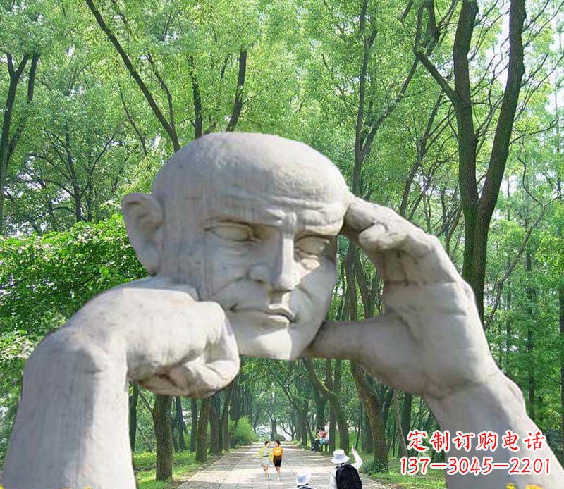 天津公园抽象人物拱门石雕