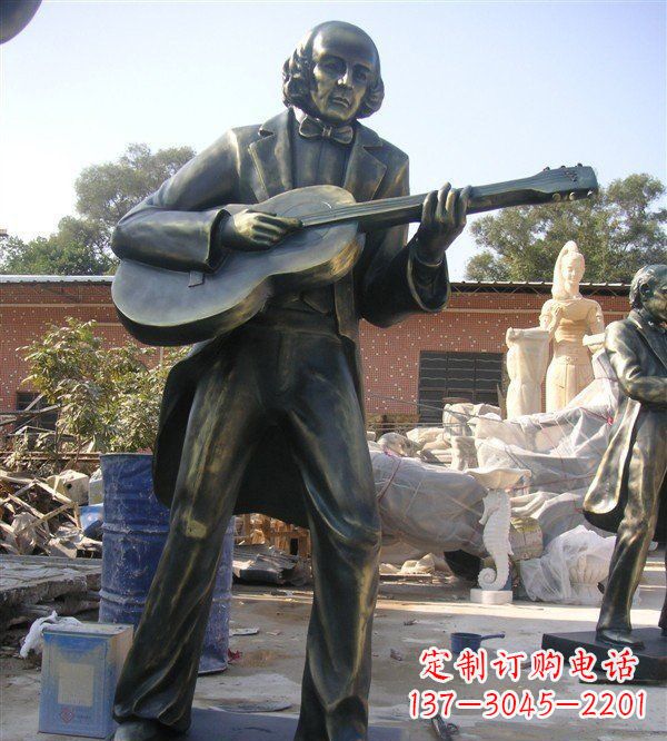 天津公园弹吉他的西方男人人物铜雕