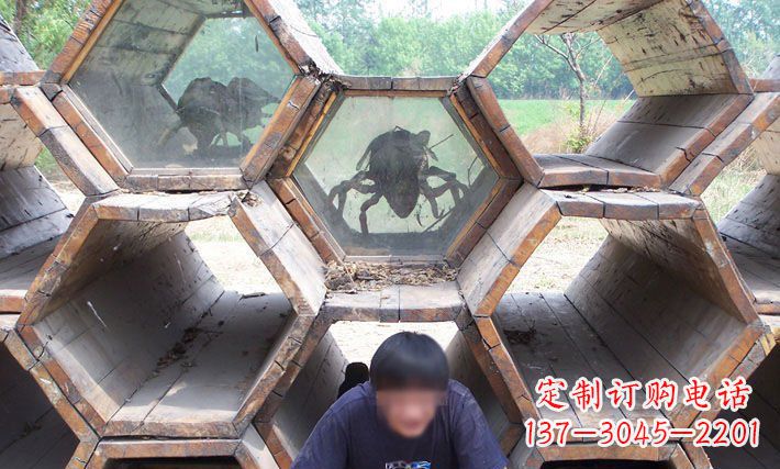 天津公园蜂巢里的蜜蜂动物铜雕