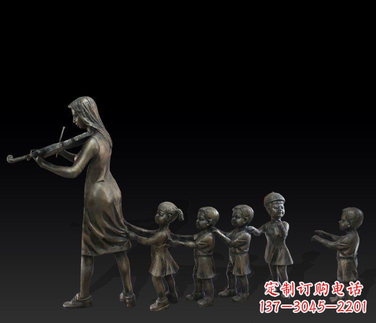 天津公园人物老鹰捉小鸡铜雕