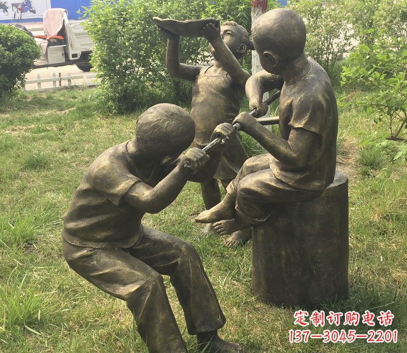 天津公园玩水的儿童铜雕