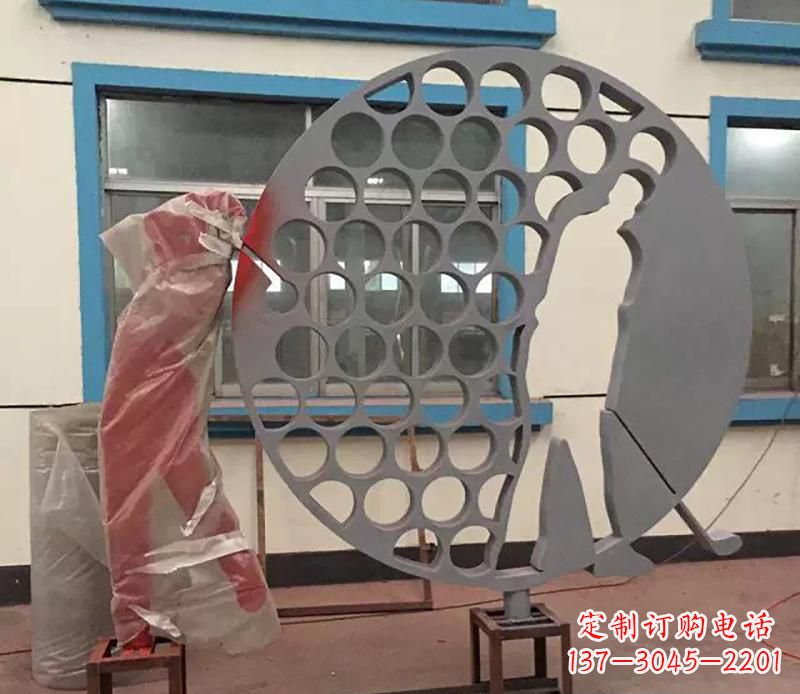 天津广场不锈钢打高尔夫球雕塑