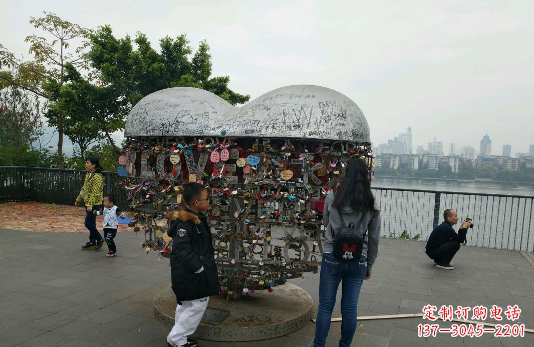天津不锈钢英文字母镂空景观雕塑