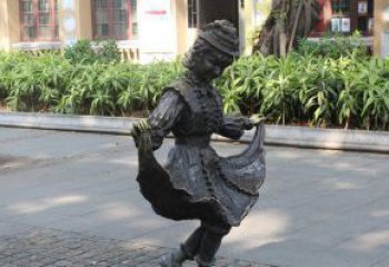 天津中领雕塑推出的爱舞的小少女铜雕，以少女跳…