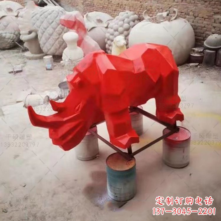 天津红色几何切面抽象犀牛雕塑
