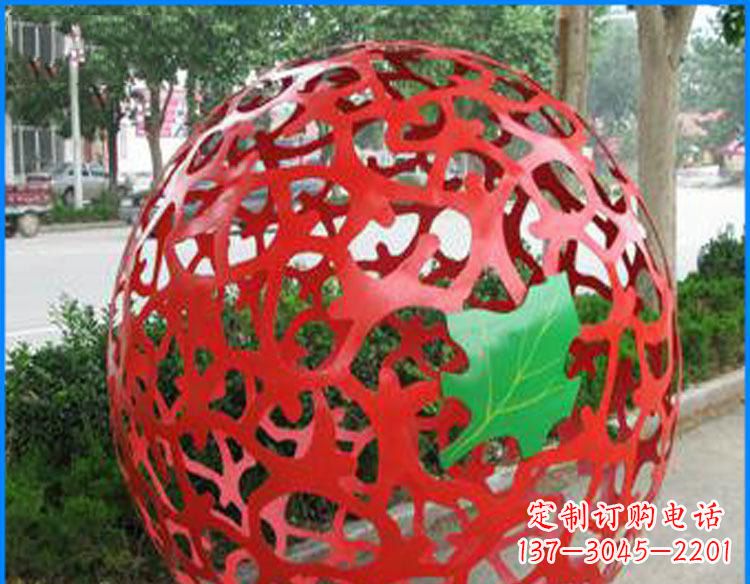 天津街边不锈钢镂空球和树叶景观雕塑