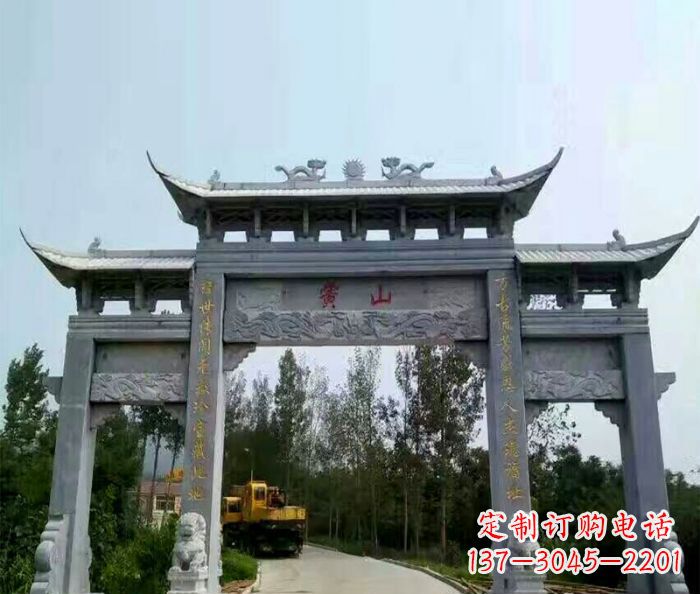 天津景区三门石雕牌楼,是一种典型的古典建筑风…