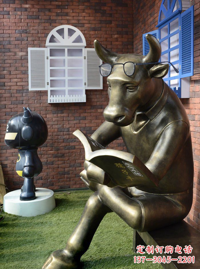 天津看书的牛卡通动物铜雕：艺术品级的制作品质